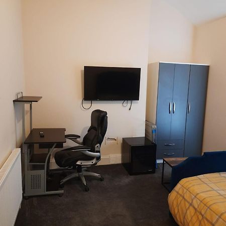 Lovely Bedroom With Shared Kitchen & Bathroom Free Parking Walsall Exteriör bild