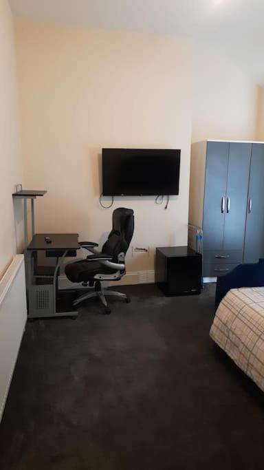 Lovely Bedroom With Shared Kitchen & Bathroom Free Parking Walsall Exteriör bild