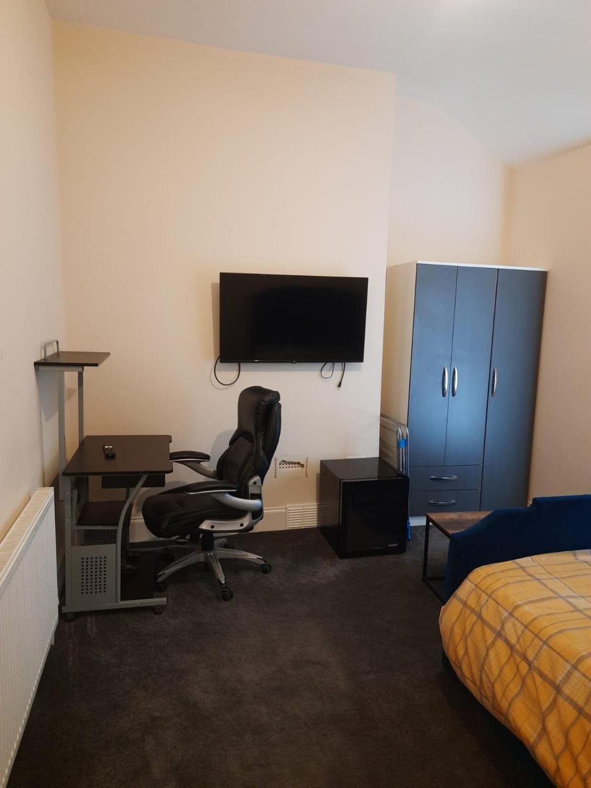Lovely Bedroom With Shared Kitchen & Bathroom Free Parking Walsall Exteriör bild