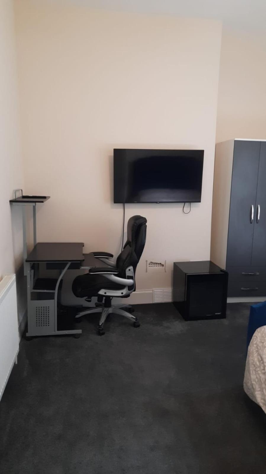 Lovely Bedroom With Shared Kitchen & Bathroom Free Parking Walsall Exteriör bild